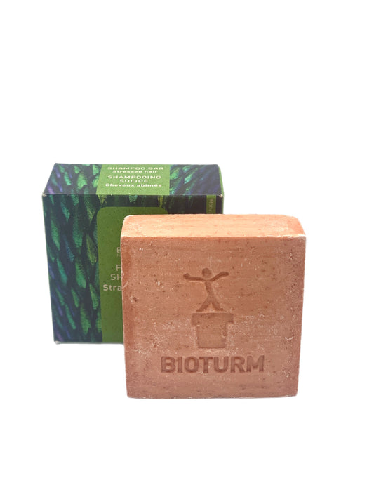 Champú sólido, con manteca de karité y aceite de jojoba ecológicos que junto con la lecitina reparan, cuidan y protegen el cabello seco y dañado.